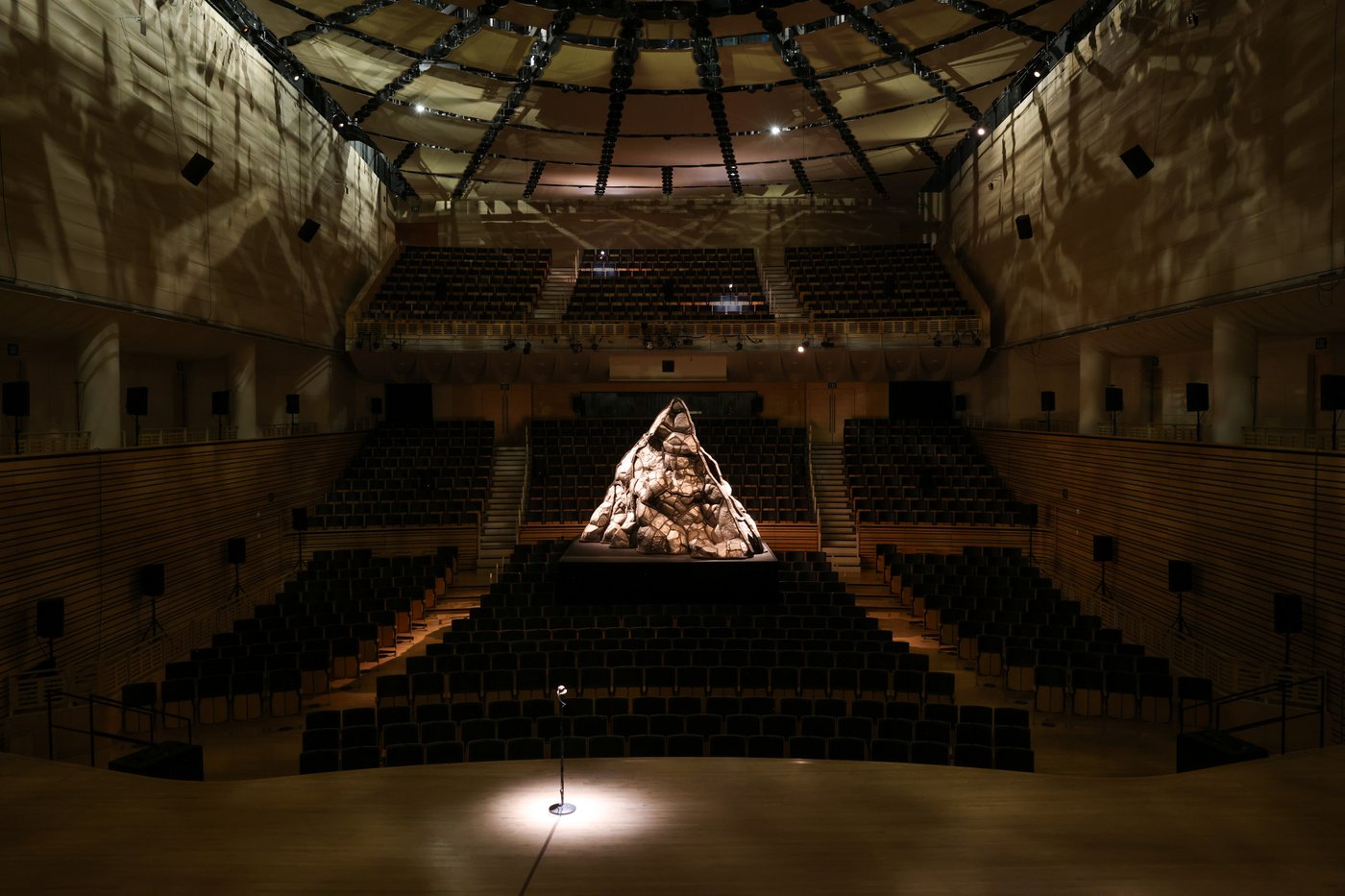 Skulptur in Form eines Berges in einem leeren Konzertsaal / Sculpture in the shape of a mountain in an empty concert hall