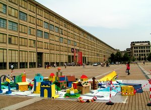 ACHTUNG VORTRAG FÄLLT AUS: Veranstaltung wegen
 
 Krankheit auf März 09 verschoben!
 
 Psychologische Anmerkungen zu Architektur und Stadt als Themen schulischen Lernens. Dr. Riklef Rambow ist Gastprofessor für
 
 Architekturvermittlung an der BTU Cottbus.
 
 Eine Veranstaltung des Instituts für das künstlerische Lehramt und des Instituts für Kunst und Architektur der Akademie der bildenden Künste Wien im Rahmen der Lehrveranstaltung "Projekt Kunst und Kommunikation" von Anna Pritz und Antje Lehn.