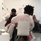 Sequoia Barnes und Carol Tulloch im performativen Gespräch [em]Sew Me a Quilt. Tell You a Story[/em] in der Fruitmarket Gallery, Edinburgh, 25. April 2019. © Foto Iain Morrison.