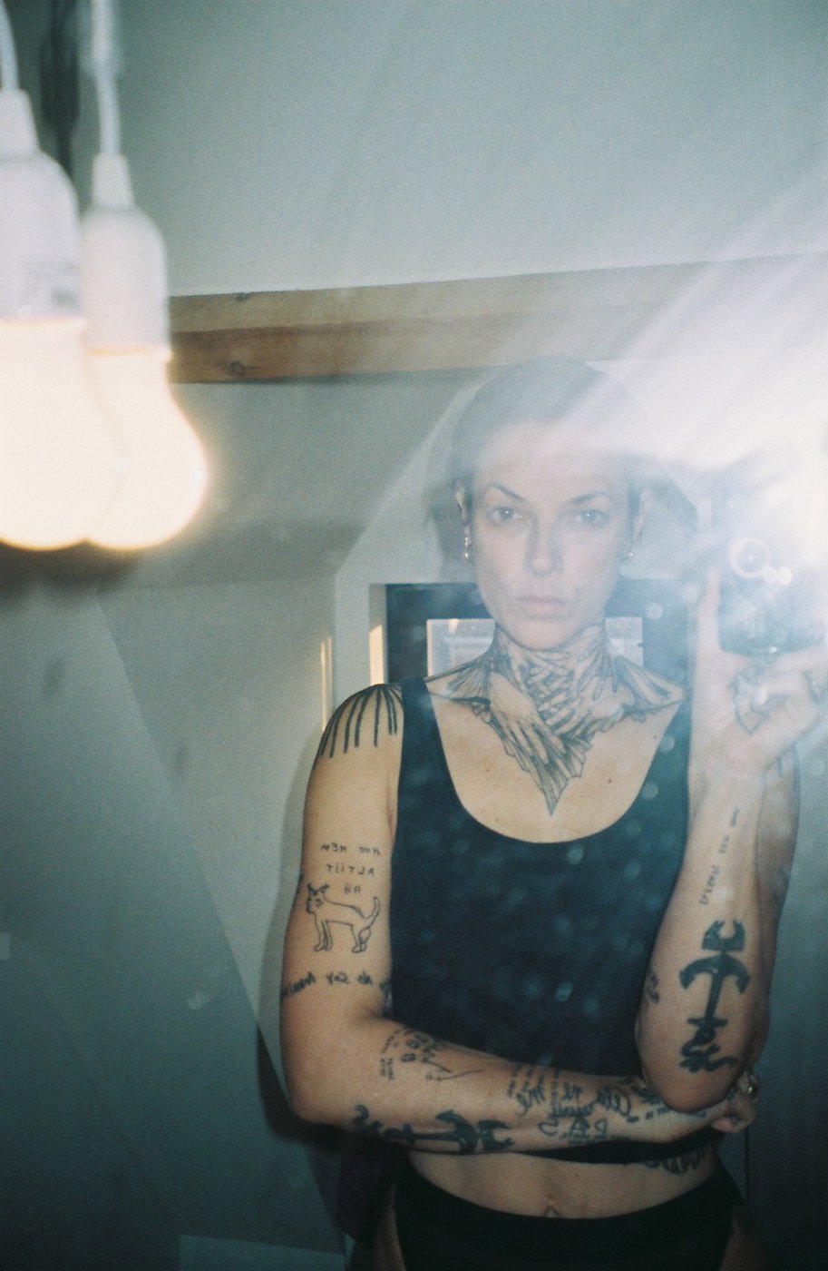 Murielle Victorine Scherre fotografiert sich selbst im Spiegel