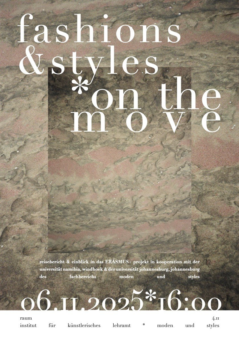 Digital bearbeitetes Bild von Wüstensand aus Namibia, mit Text zur Veranstaltung „Fashions and Styles on the Move“ im Vordergrund.