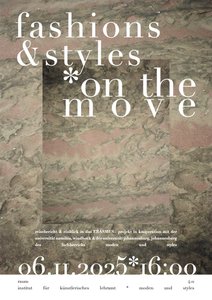 Digital bearbeitetes Bild von Wüstensand aus Namibia, mit Text zur Veranstaltung „Fashions and Styles on the Move“ im Vordergrund.