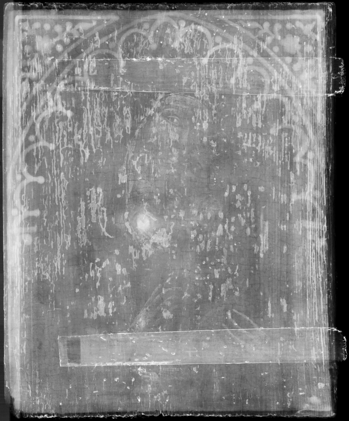 Eine schwarzweiße Aufnahme eines Gemäldes einer Madonna mit Kind auf einer Holztafel. Das Bild ist eine Röntgenradiografieaufnahme. Die Figuren sind schwach erkennbar. Die unregelmäßige Struktur des Holzes ist durch helle und dunkle Partien deutlich erkennbar.