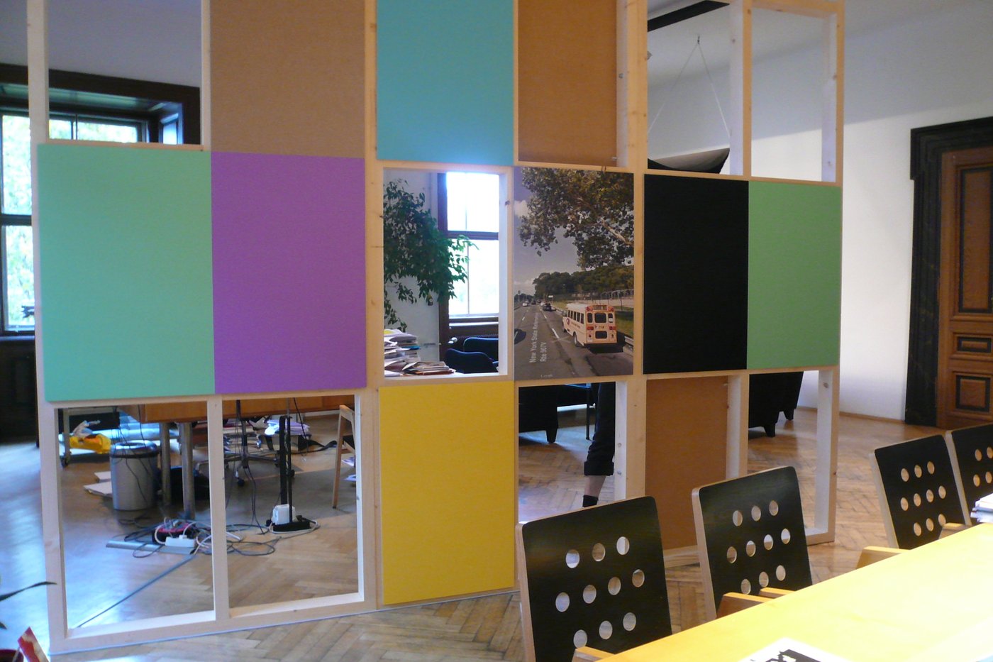 Mit der Alumni-Ausstellungsreihe xposit werden
 jedes Semester Arbeiten von Absolvent_innen auf Empfehlung von 
Professor_innen der Akademie in den Rektoraten vorgestellt.