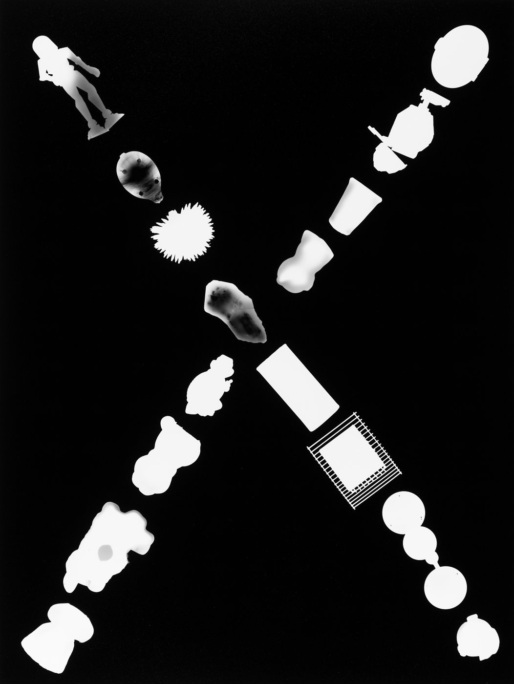 Fotogramm: Kreuz aus Gegenständen auf schwarzem Fotopapier