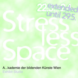 grünes Ausstellungplakat mit Titel der Ausstellung "Stressless Space" in runder Schriftart mit dem Verlängerungsdatum in blauer Schrift