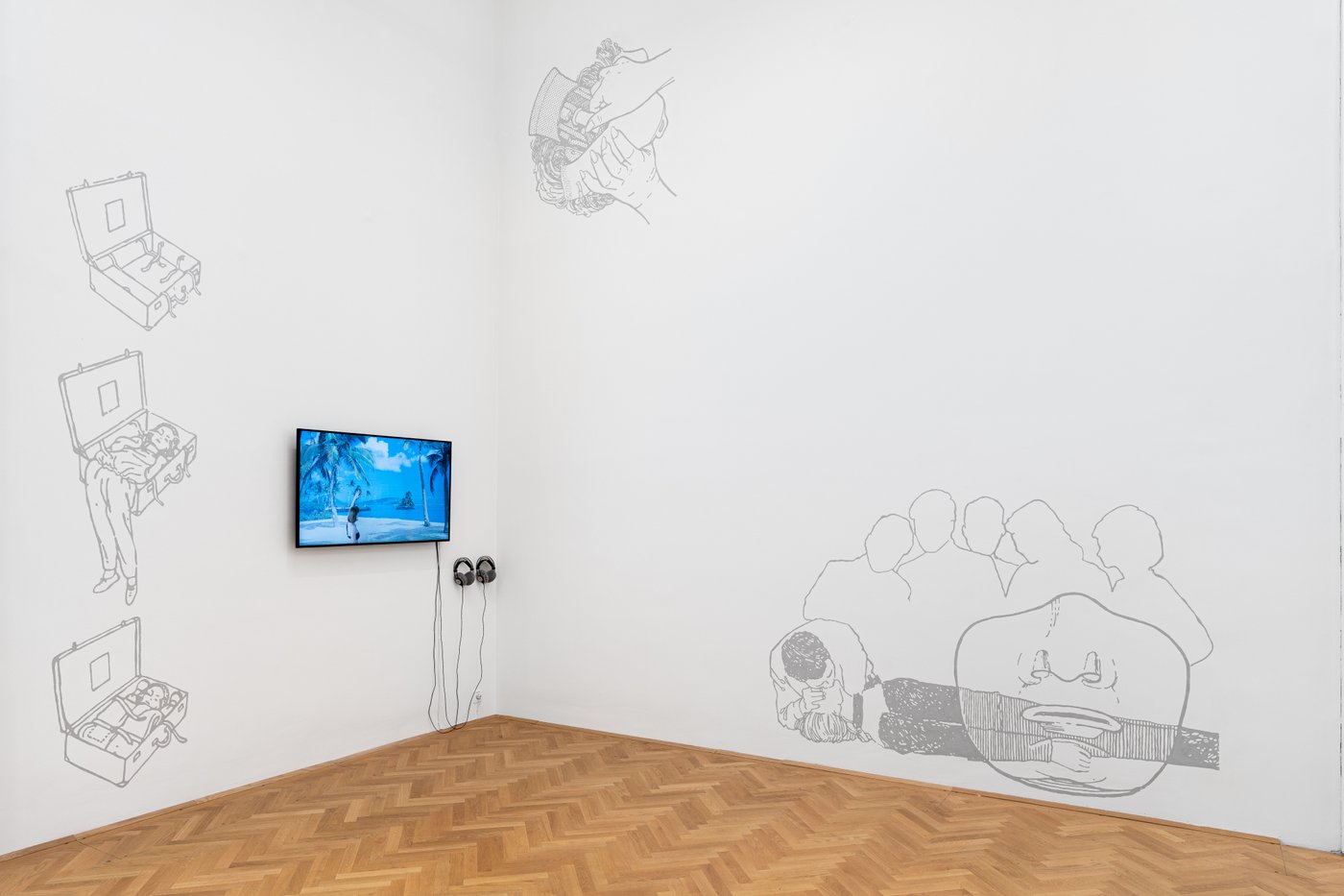 Ansicht von einem Raum mit weißen Wänden und einem Bildschirm an der Wand