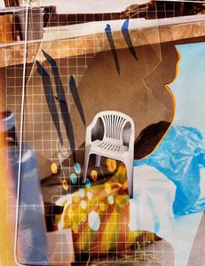 Eine surrealistische Fotocollage mit mehreren überlagerten Elementen und einem weißen Gitternetz. Im Zentrum steht ein weißer Plastikstuhl im Gartenstuhl-Stil auf einem beigen Betonboden. Der Boden zeigt eine große, unregelmäßige Risslinie. Im unteren Bildbereich erscheinen verschwommen bunte, kreisförmige Bokeh-Lichteffekte in Gelb, Türkis und Orange, die wie leuchtende Orbs wirken.
Rechts im Bild befindet sich ein blaues, organisch geformtes Element, das an eine Pfütze oder abstrakte Form erinnert, mit einer auffälligen orangefarbenen Kontur. Links oben sind Teile einer transparenten oder reflektierenden Oberfläche sichtbar. Das gesamte Bild ist von einem feinen, geometrischen weißen Gitter überzogen, das der Komposition eine strukturierte, analytische Ebene verleiht.
Die Atmosphäre wirkt wie eine künstlerische Auseinandersetzung mit Raum, Schatten und fragmentierter Realität.