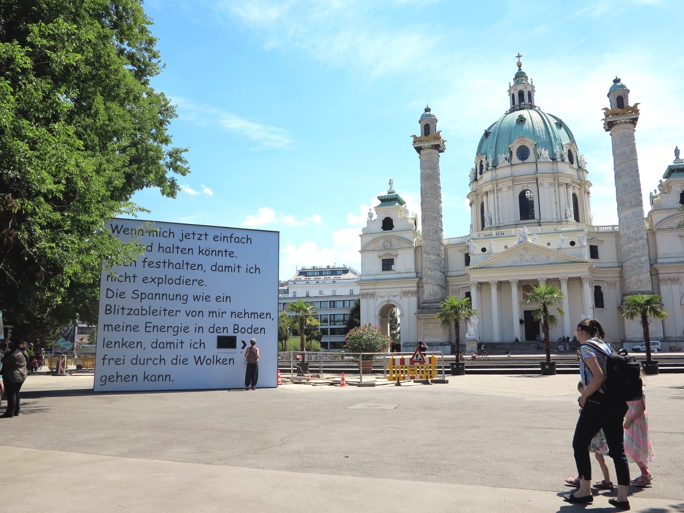 Eva Egermann, „Halt dich fern, aber halt mich (mit Texten von Ianina Ilitcheva)“ • 2020 •
Transparente und Plakate im öffentlichen Raum Wiens • Karlsplatz, 1040 Wien •
Kunsthalle Wien in Kooperation mit Kaleidoskop 2020 • Textnachweis: Ianina Ilitcheva, 183
Tage, 2015 (Kremayr &amp; Scheriau) • Foto: Eva Egermann