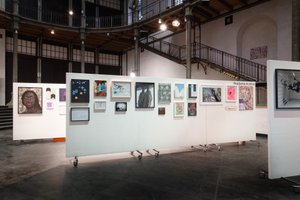 Raum mit Kunstwerken an weißen Stellwänden