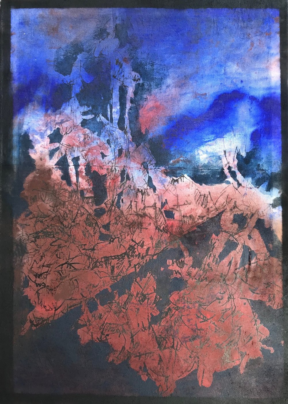 Werkansicht eines Gemäldes mit blauen, roten Farbflächen mit schwarzem Gekritzel darüber und schwarzem Rand