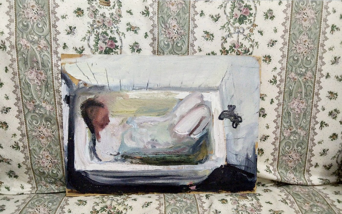Gemälde einer badenden Person das auf einer mit Blumenmuster überzogenen Couch lehnt
