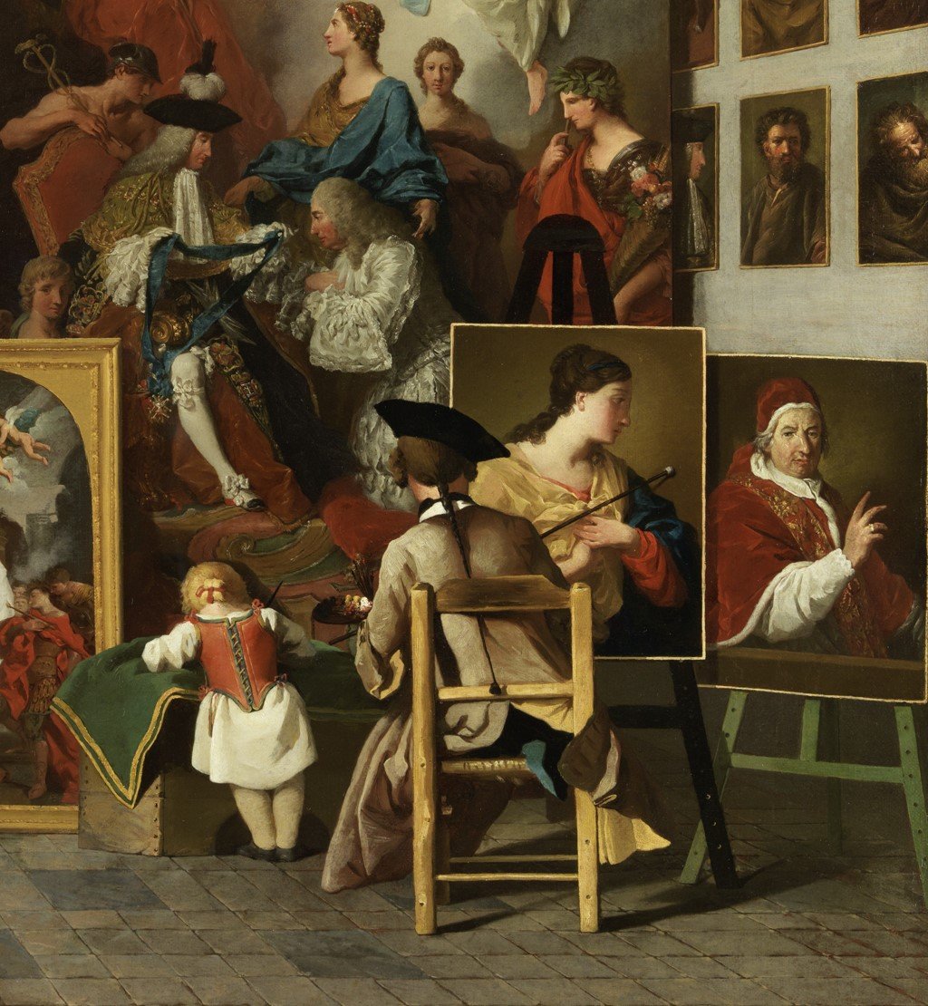 ein Kind ist in einem rot-weissen Kleid von hinten sichtbar und ein Maler mit Staffelei vor einigen Bildern.