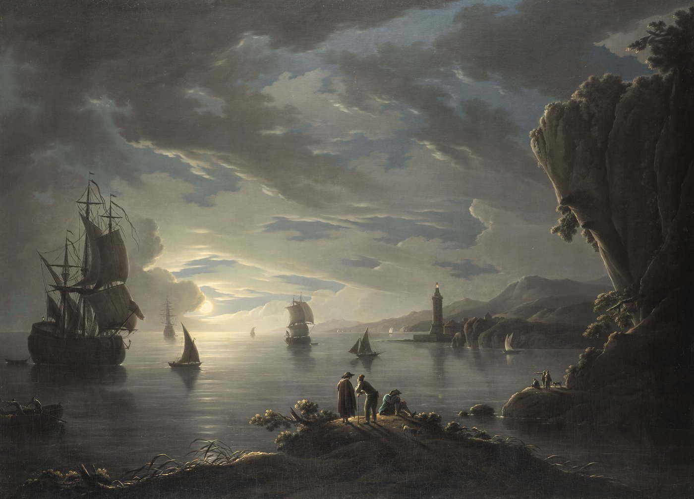 einige Menschen betrachten das stille Meer bei Nacht mit vielen Segelschiffen, im Hintergrund kommt der strahlende Vollmond hinter Wolken hervor.