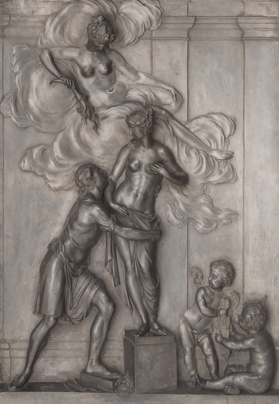 Statuen von einem Mann und einer Frau und zwei kindlichen Engeln