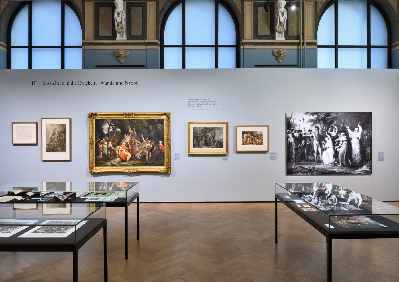 Ausstellungsansicht © Kunstsammlungen der Akademie der bildenden Künste Wien, Foto: Iris Ranzinger Ausstellungsraum mit unter anderem mit Gemälden an der Wand in Goldrahmen und Glasvitrinen