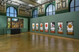 Grüne Ausstellungswand mit Kunstwerken