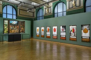 Grüne Ausstellungswand mit Kunstwerken