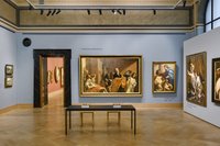 Foto eines Ausstellungsraumes mit historischen Gemälden an der Wand