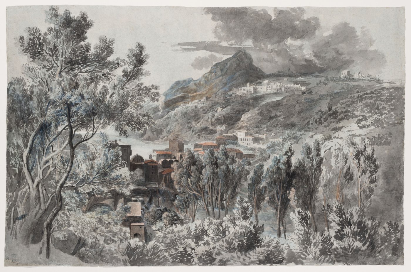 Landschaft mit bewaldeten Hängen, einer Bergstadt und einem markanten Berg im Hintergrund.