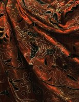 SPUR DER ARBEIT – WIE MAN STOFFE MALT(E)      Zur Rolle von Mode und Maltechnik bei der Gestaltung textiler Oberflächen      mit DI Mag. art Dorothea Kehrer-Kaan