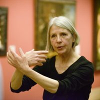 Eine ganz besondere Möglichkeit, Kunstwerke neu und auf eine  ungewöhnliche Weise zu erfahren, bietet die Tänzerin, Choreographin und  Workshopleiterin Liz King. Welche anderen, kreativen Wege gibt es, die  Gemälde von Bosch, Cranach oder Rubens zu ergründen?      Bewegen Sie sich mit Liz King barfuß durch die Gemäldegalerie und  erleben Sie Kunstwerke, Räume und sich selbst auf eine neue Weise. Durch  einfache Wahrnehmungsübungen lernen Sie, der Intelligenz Ihres Körpers  zu vertrauen. Versuchen Sie, mit Ihrem eigenen Körper zu malen und sich  im Raum zu bewegen. Durch die Aufmerksamkeit, die Liz King auf Ihren  eigenen Körper und den Sie umgebenden Raum lenkt, entdecken Sie völlig  neue Aspekte in den Gemälden, die Sie um sich herum sehen.