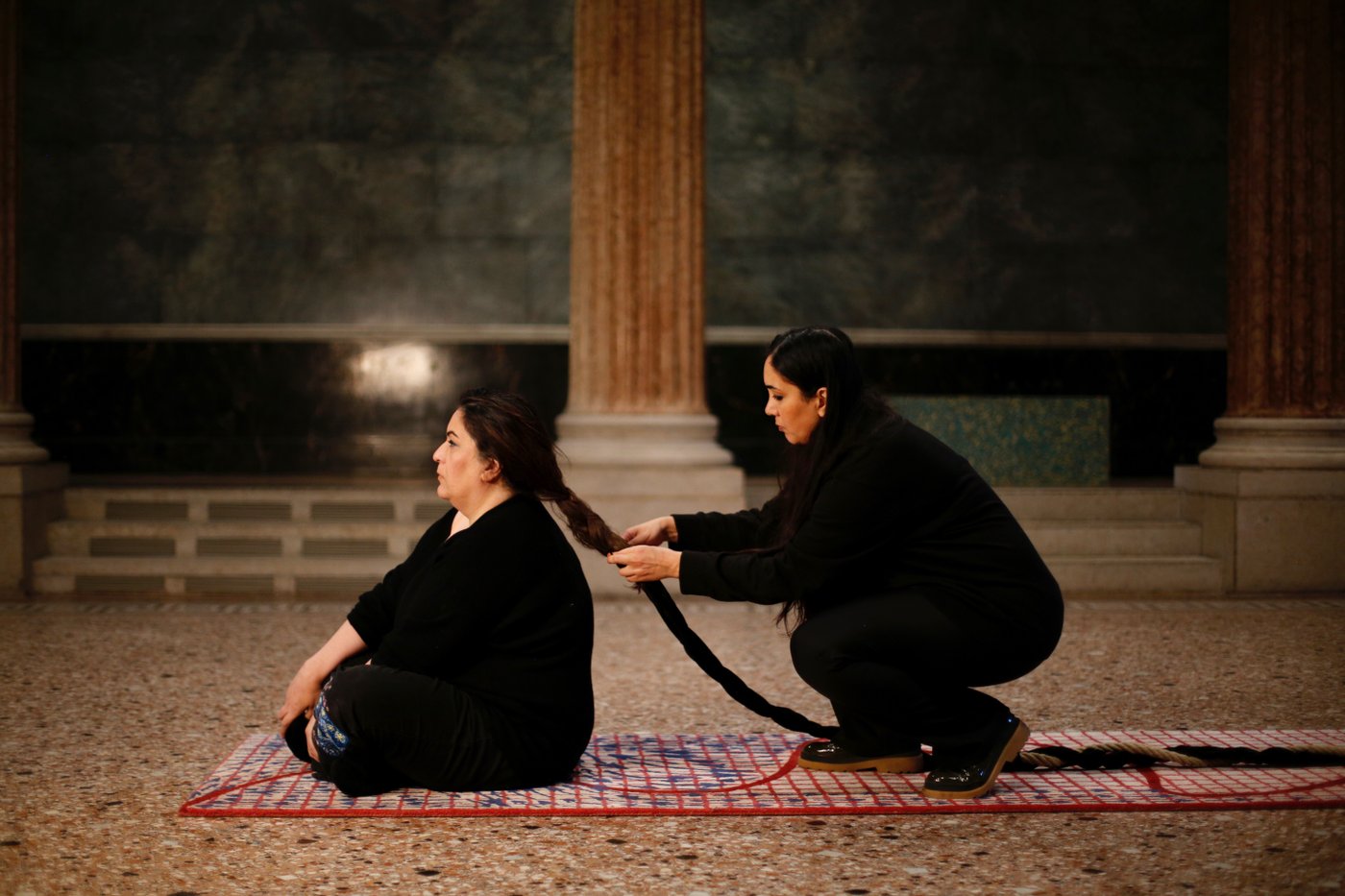 Im Sinne einer Kollaboration haben sich Studierende der Klasse für Performative Kunst mit Werken der Ausstellung von Raqs Media Collective beschäftigt, und zeigen ein Durational Screening mit performativen Arbeiten: Die Künstlerin Negin Rezaie benutzt die eigens für die Aula neu konzipierte Teppicharbeit von Raqs Media Collective,     Values Flicker but do Not Coincide    (2021), als Ausgangspunkt für eine Performance.