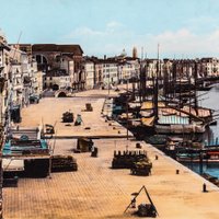 Workshop für Kinder & Jugendliche von 6 bis 14 Jahren im Rahmen der Ausstellung              Carlo Naya (1816–1882)           mit Diplompädagogin Stephanie Sentall      Die Fotografien des Italieners Carlo Naya bieten uns die Chance, einen  Blick auf die Anfänge der Fotografie zu werfen. Mit vergangenen und  zukünftigen Reisen widmen wir uns Reisezeichnungen, Reiseberichten und  natürlich der Reise- fotografie. Wie wurden Schwarz-Weiß-Fotografien  bunt? Wie schießt man ein spannendes Foto? Auf unserer Tour bleiben  unsere eigenen Reiseeindrücke im Fokus.       Tickets und Anmeldung
