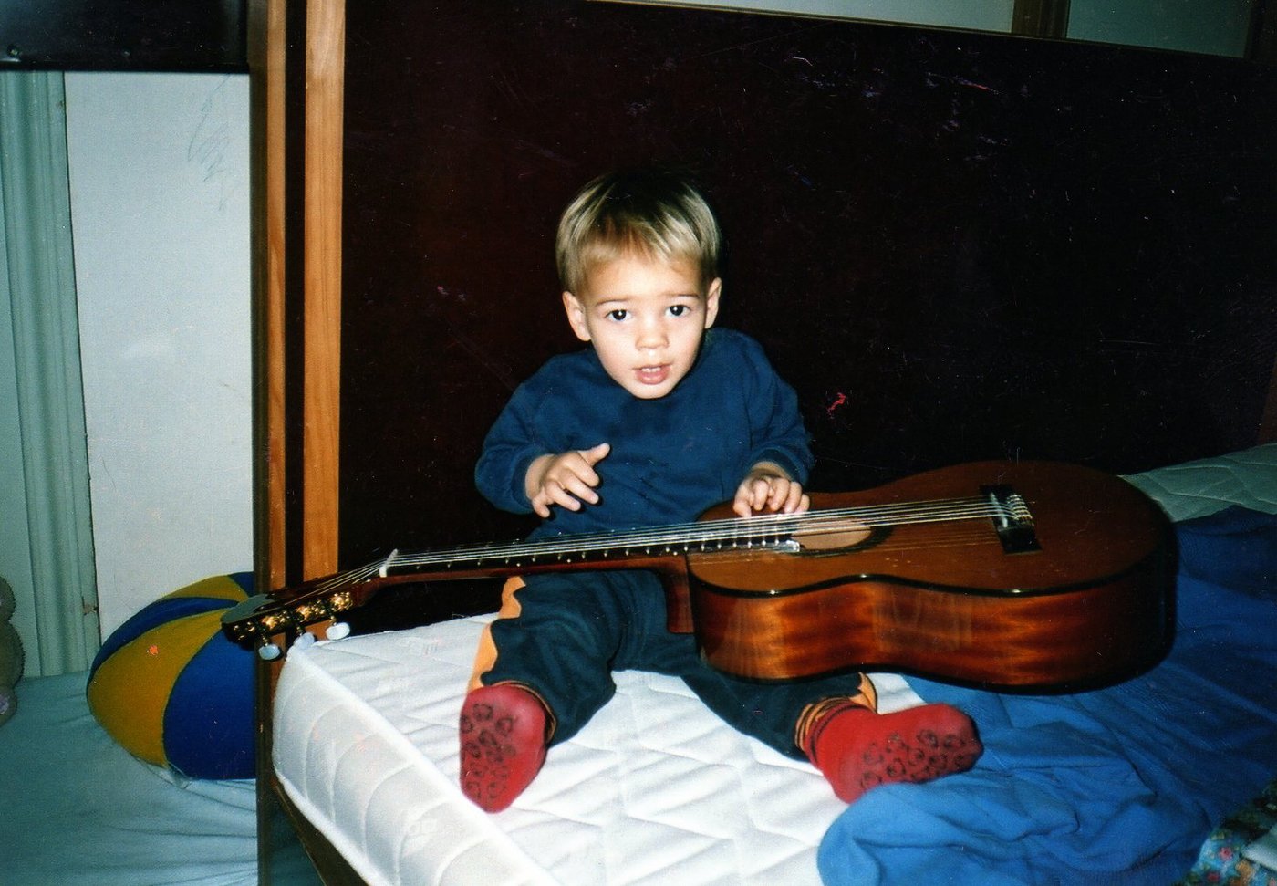 Louis mit Gitarre
