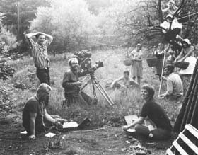 © Peter Kodera|Im Garten der Familie Bauer. Fery Radax, Tonmeister Blum, Peter Kodera, im Hintergrund Wolfgang Bauer, Ida Radax, Tonangler Sandhöfler und Apfelpflückende.