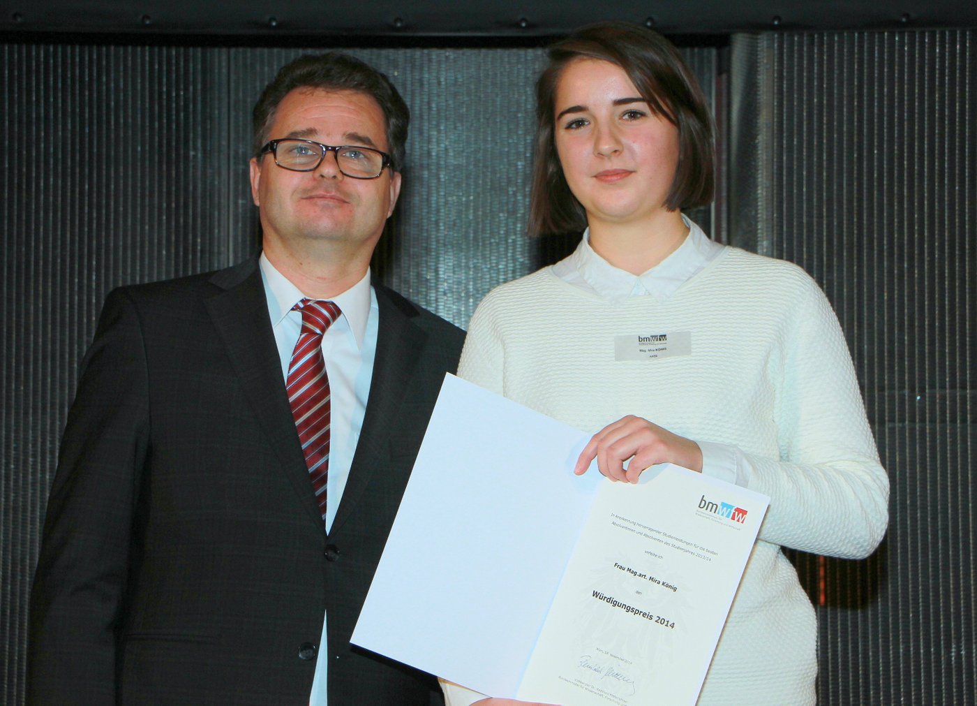 Mira König erhielt am 18. November 2014 den Würdigungspreises des Bundesministers für Wissenschaft, Forschung und Wirtschaft.