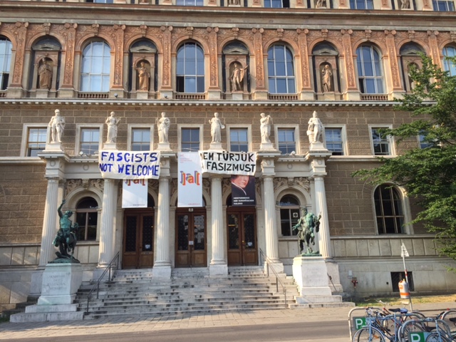 Portal Akademie, Transparent Eduard Freudmann