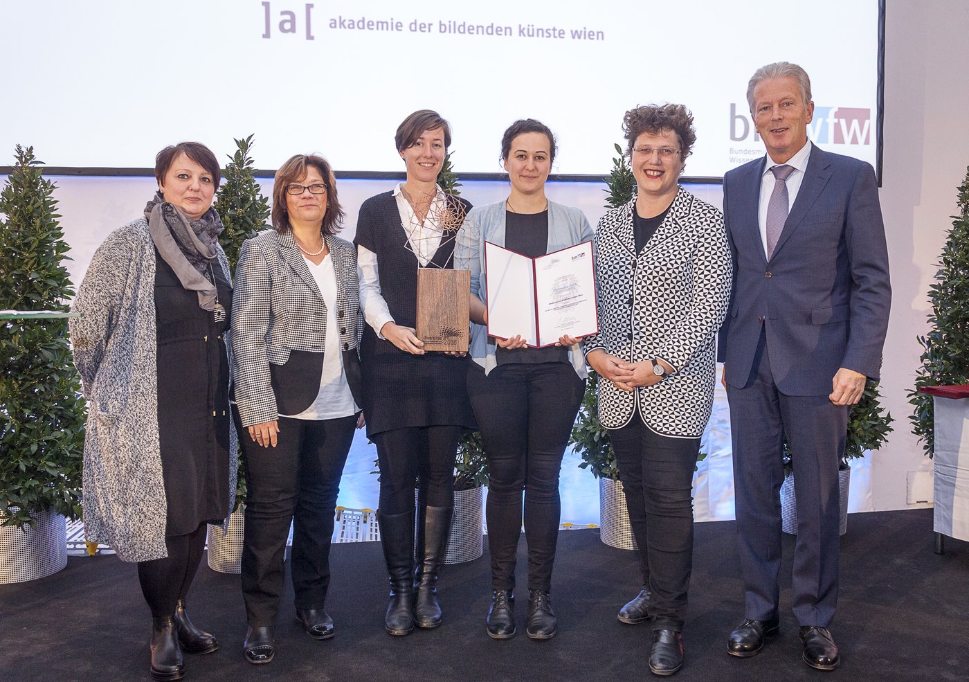 Am 06.12.2016 wurde der Akademie der bildenden Künste Wien ein  Diversitas-Preis des Bundesministeriums für Wissenschaft, Forschung und  Wirtschaft (BMWFW) für das Projekt
 
  Non-Binary Universities. Maßnahmen  zur Stärkung der Geschlechter-Diversität an Universitäten in Österreich
 
 zuerkannt.