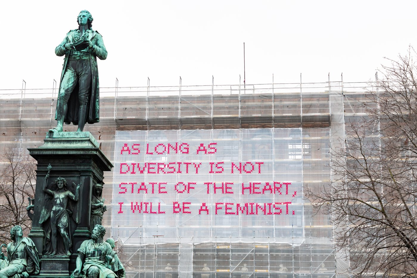 Bereits zum zweiten Mal wird für die Künstlerin Katharina Cibulka die  eingerüstete Fassade der Akademie der bildenden Künste Wien am  Schillerplatz zum Interventionsort für feministische Kunst.