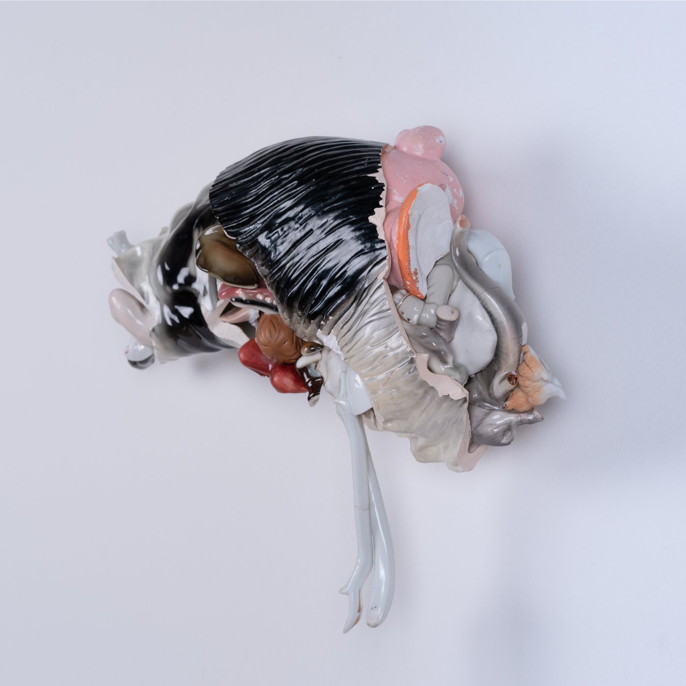 Foto eines Kunstobjekts, das an ein Organ oder Muschel aus glasierter Keramik erinnert