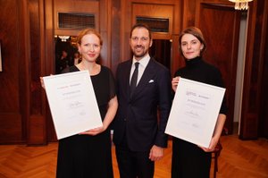 Foto von drei Personen, zwei Frauen mit Preisurkunden in der Hand