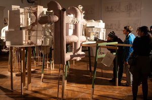 mehrere Personen, die sich Architektur Modelle ansehen
