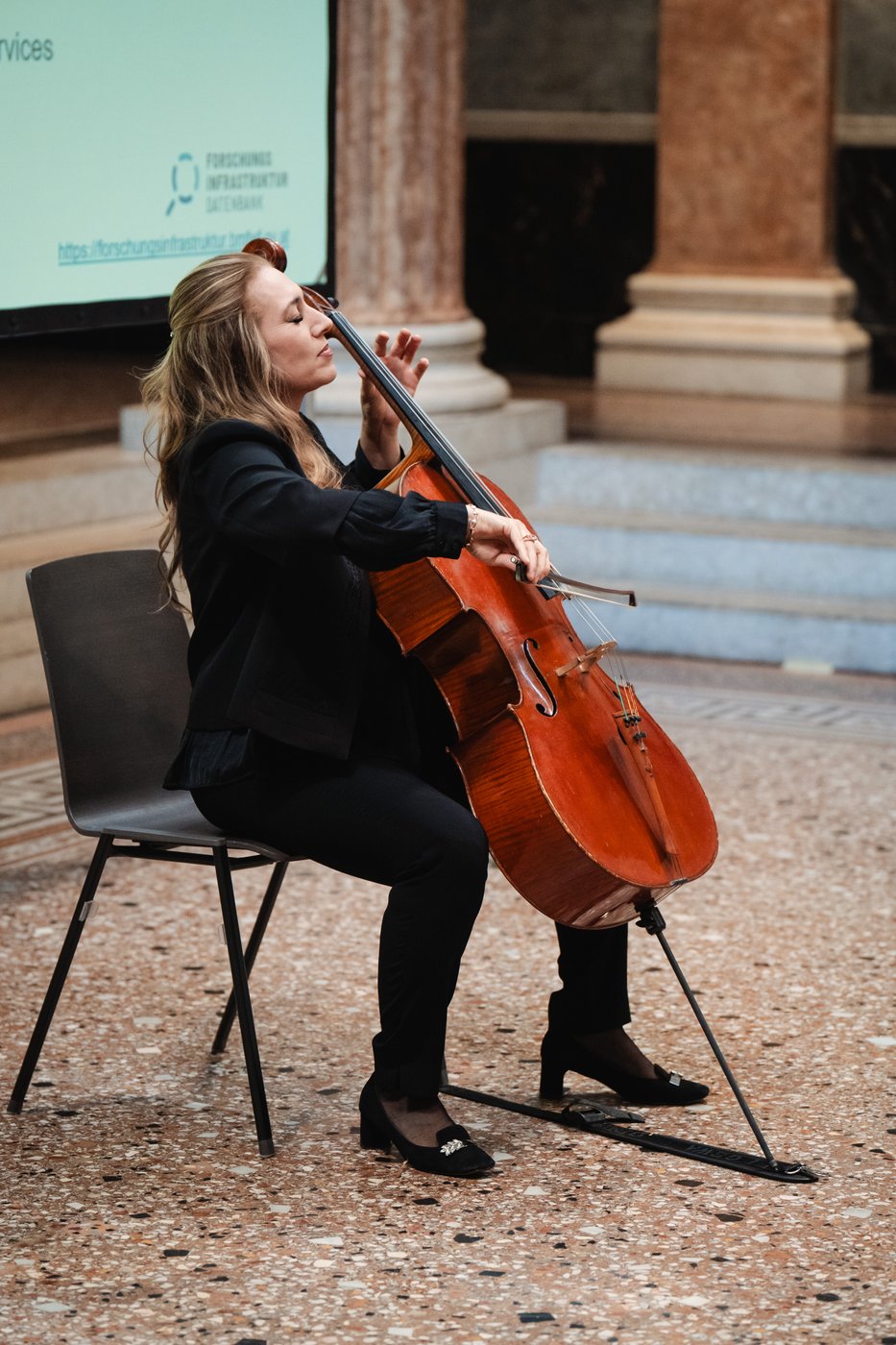 Eine Person spielt Chello.