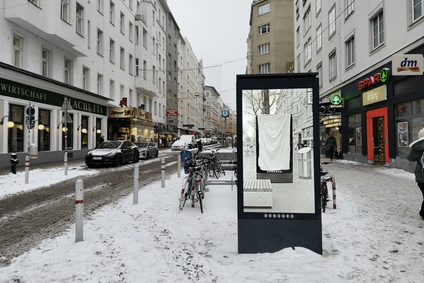 Werbetafel auf Straße im Schnee