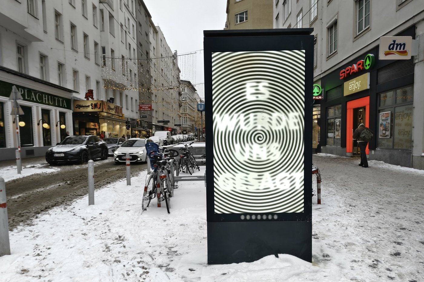 Werbetafel auf Straße im Schnee