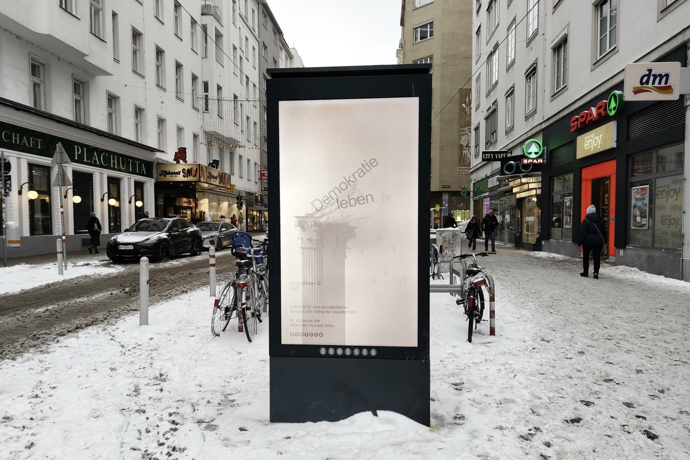 Werbefläche auf Straße im Schnee