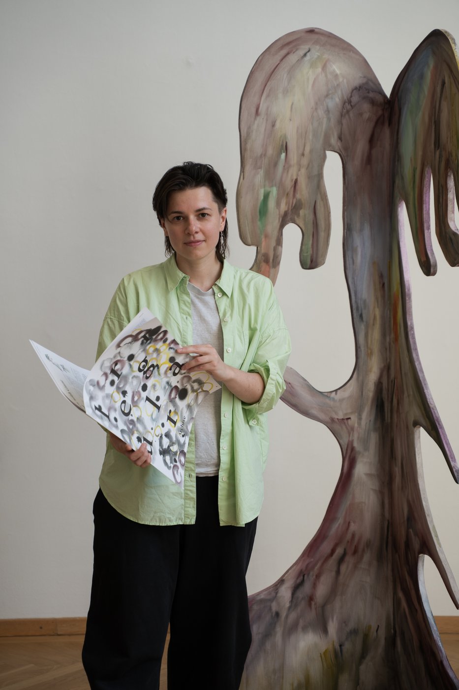 Foto der Künstlerin vor ihrer Installation