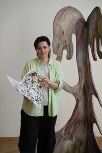 Foto der Künstlerin vor ihrer Installation