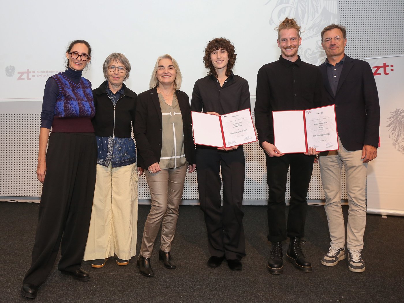 Ferndinand Klopfer (2.v.r.) und Lisa Penz (3.v.r.) © Bundeskammer der Ziviltechniker:innen / Fotograf: Gerhard Fally