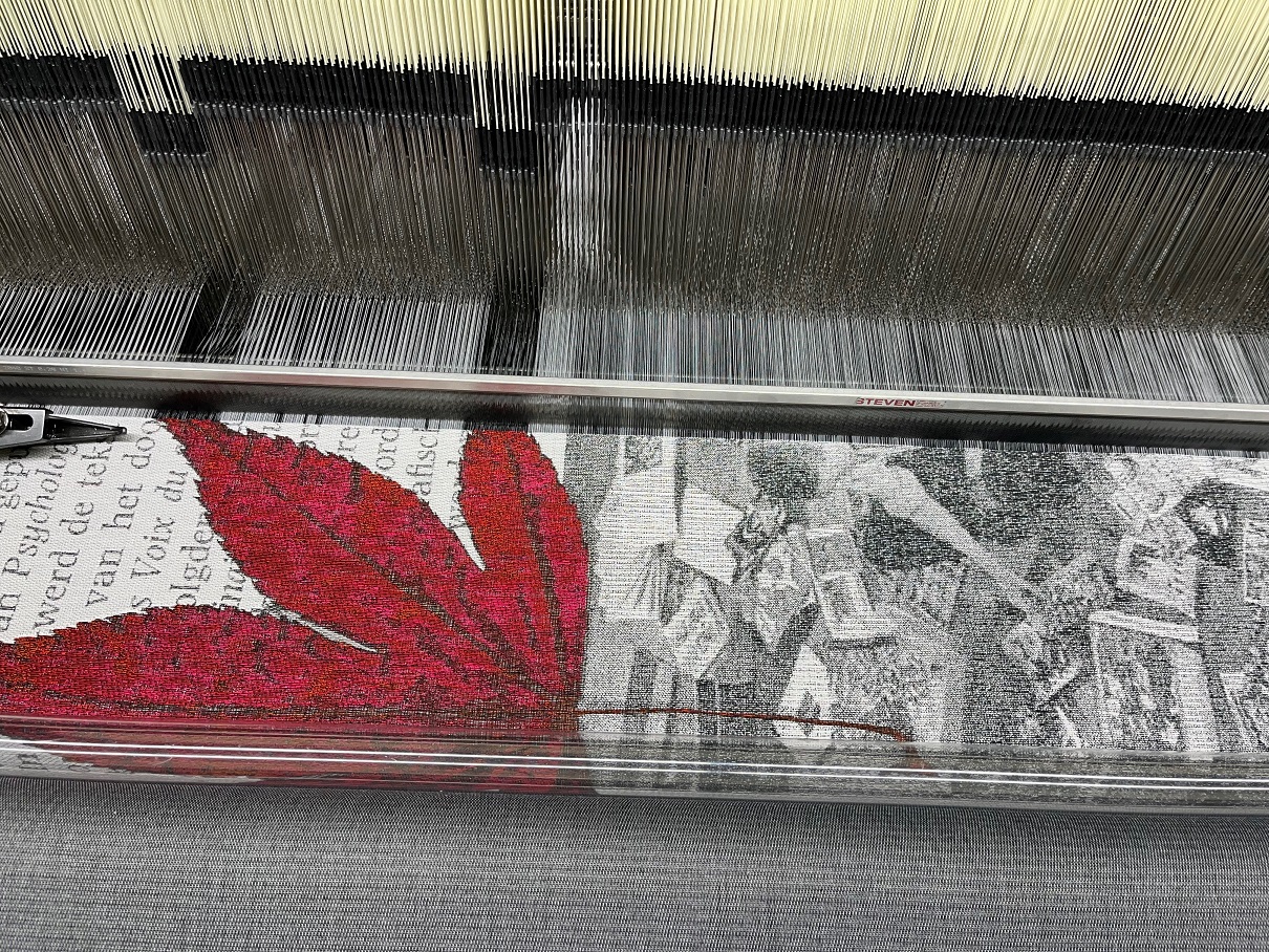 Ana Torfs, Musterstück von einem Jacquard-Webstuhl für The Day You Were Thinking About the Sibyl While You Were Picking Autumn Leaves. In Kooperation mit TextielLab, Tilburg © Foto: Ana Torfs, 2024