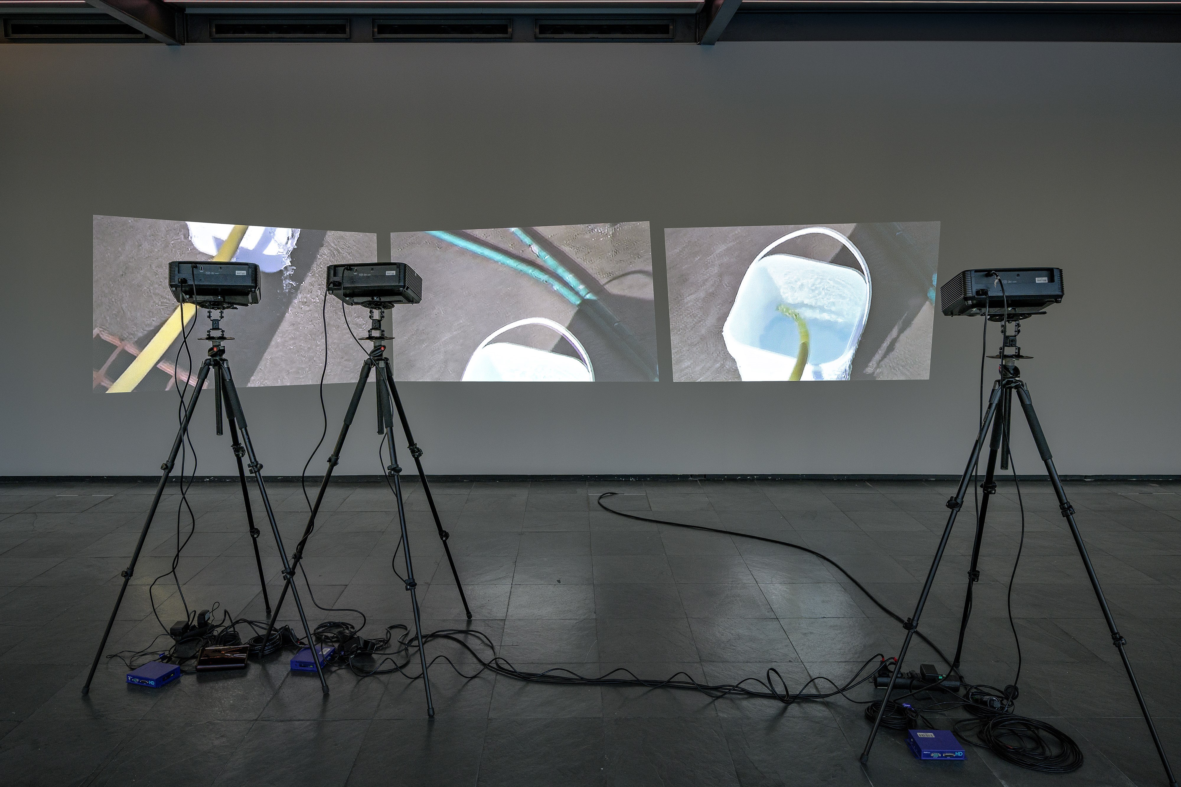 Ausstellungsansicht Kunsthalle Wien Preis 2025: Jonida Laçi, The Fiction of a Doorframe (2022/2025); work (2022/2025); Planes (2022/2025), Kunsthalle Wien 2025. Courtesy der Künstlerin und Bildrecht Wien, 2025, Foto: Iris Ranzinger