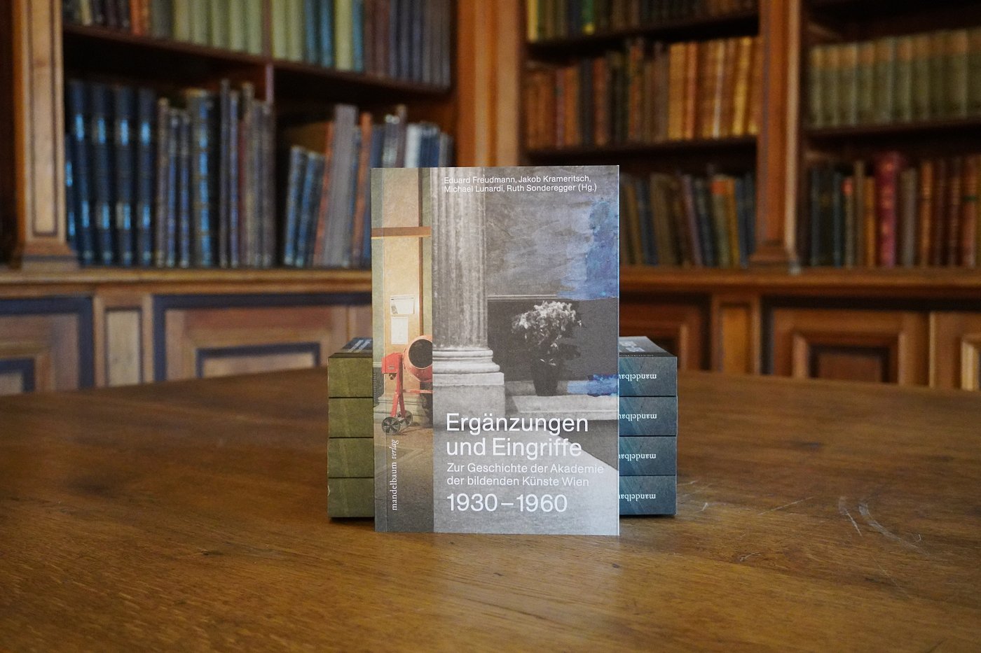 Buch auf einem Holzkasten in einer Bibliothek