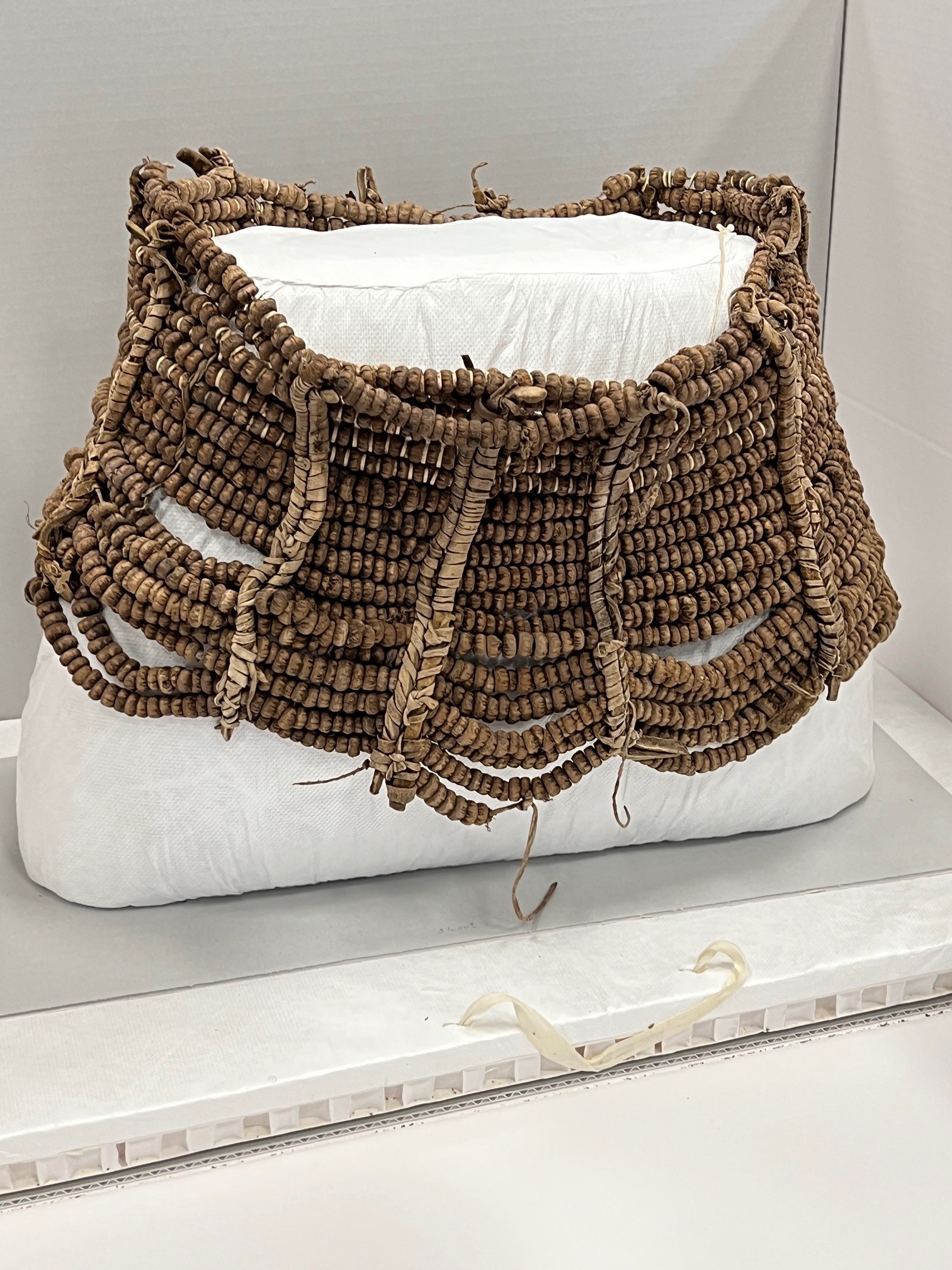 Rock Accessoire aus Samenhülsen, Museum of Namibia Foto Anna Hambira.jpg