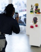 Vernissage “Making, Memory and Resistance - Textile Healing and Social Justice through the Lens of Decolonial Fashion Research”in der Galerie Exhibit Eschenbachgasse, Foto: Sidonie Sagmeister/Anna Hambira