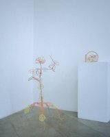 Echo Bloom von Kelebogile Thoka & Zoé Schwarz, Ausstellung “Making, Memory and Resistance - Textile Healing and Social Justice through the Lens of Decolonial Fashion Research”in der Galerie Exhibit Eschenbachgasse, Foto: Anna Hambira